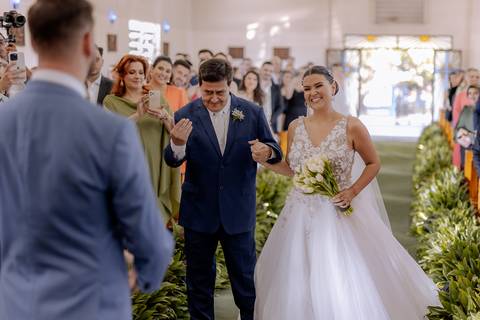 entrada da noiva em casamento na igreja'