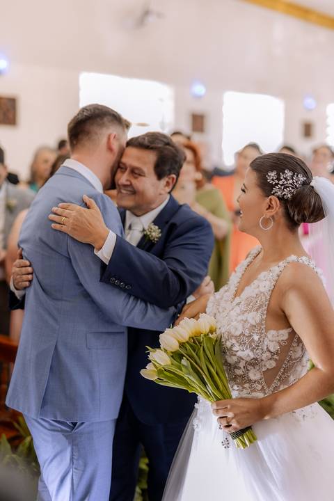 entrada da noiva em casamento na igreja'