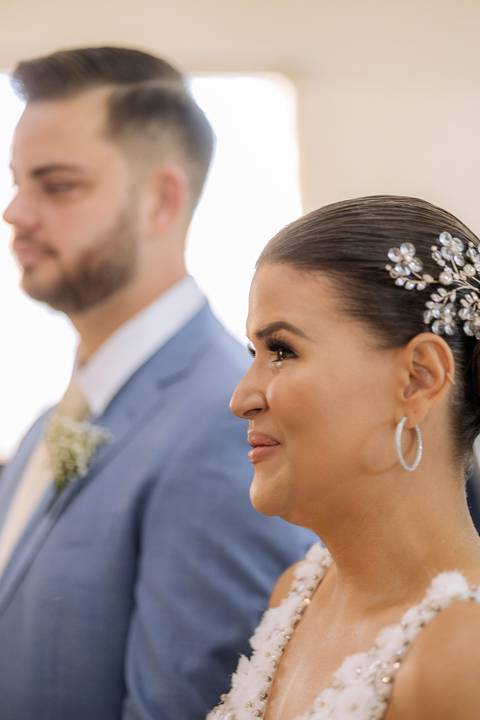 noiva emocionada em casamento na igreja '