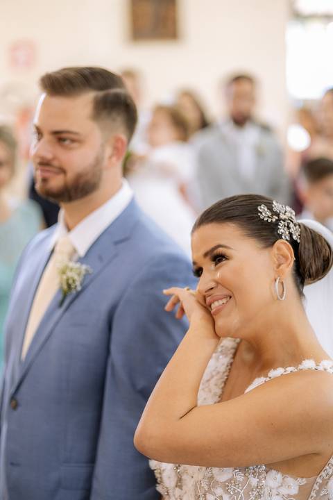 noiva emocionada em casamento na igreja '