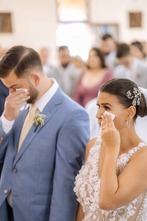 noiva emocionada em casamento na igreja '