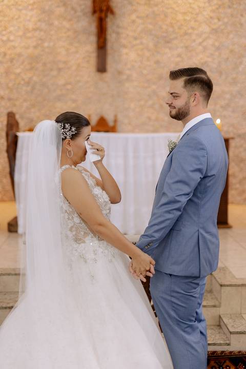 noiva emocionada em casamento na igreja '