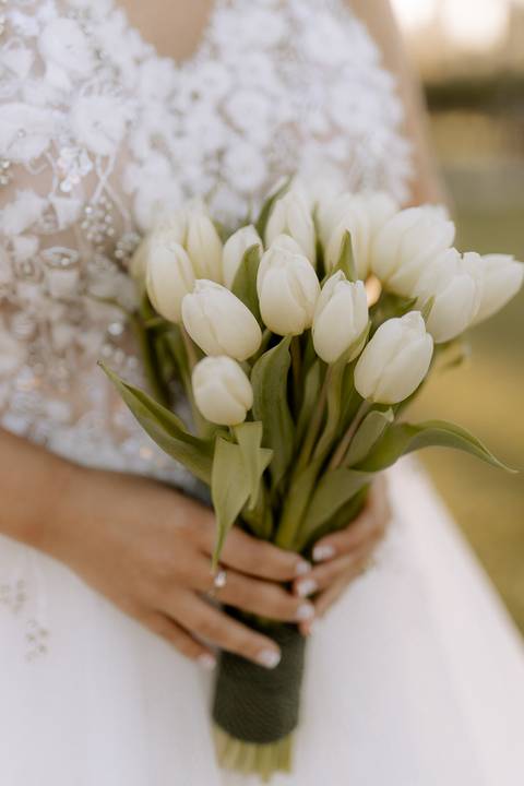 buque da noiva com tulipas brancas '