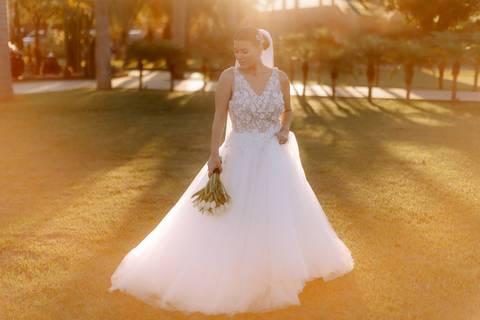 Inspiração de retrato de noiva no campo com por do sol'