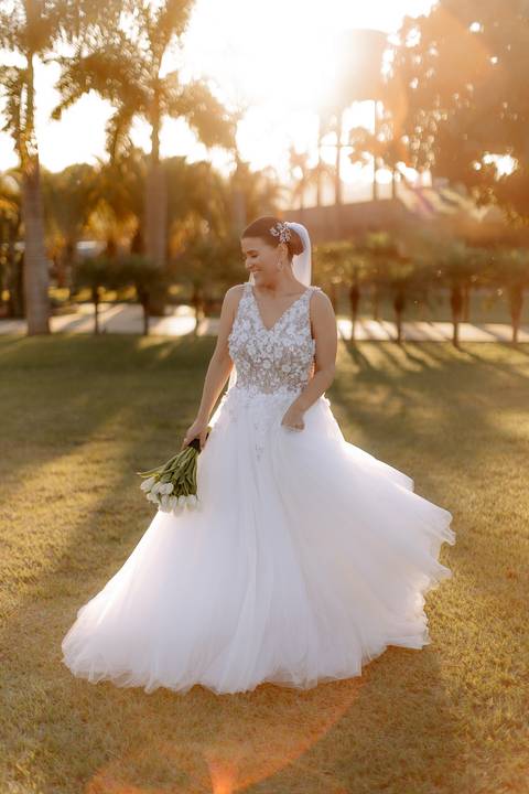 Inspiração de retrato de noiva no campo com por do sol'