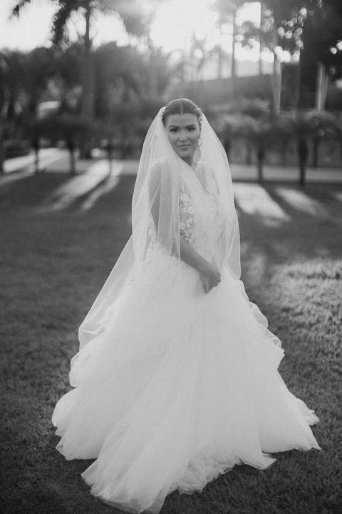 Inspiração de retrato de noiva no campo com por do sol'