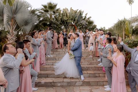 entrada dos noivos com bolinha de sabão na recepção do casamento '