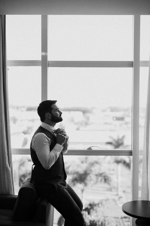 noivo se arrumando para o grande dia'