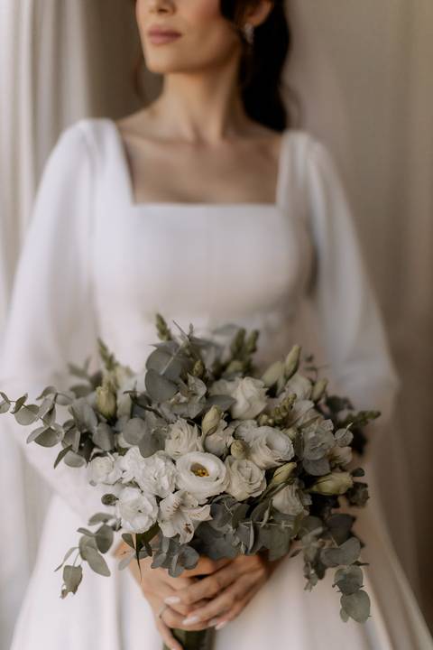 Buque da noivo com flores brancas e verde'