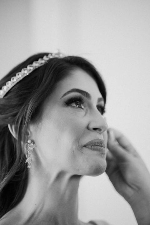 Noiva emocionada em seu making of'