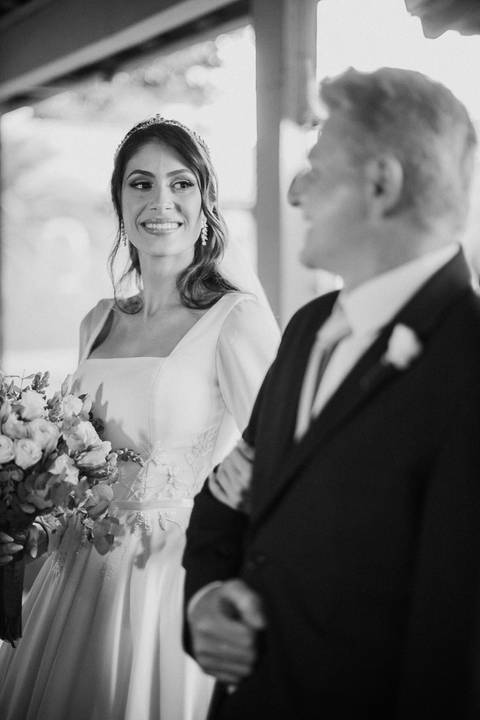 noiva com seu pai antes da sua entrada'