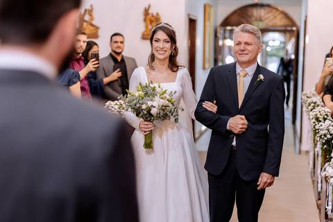 entrada da noiva em casamento na igreja'