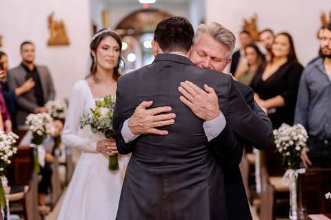 entrada da noiva em casamento na igreja'