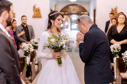 entrada da noiva em casamento na igreja'