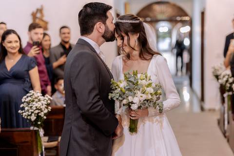 Noivos se encontrando na igreja'