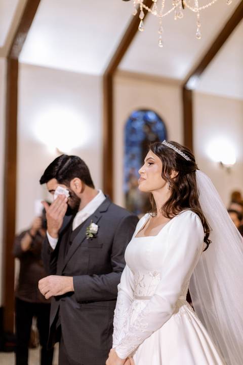 Noivo emocionado em casamento na igreja'