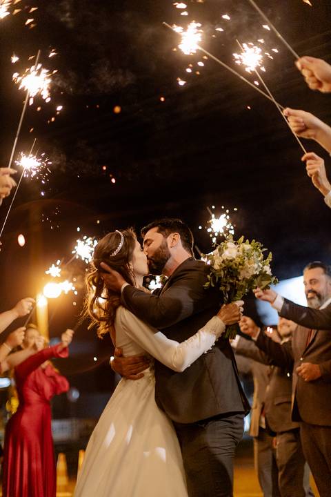 saída dos noivos com sparkles'