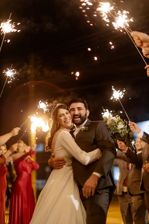 saída dos noivos com sparkles'