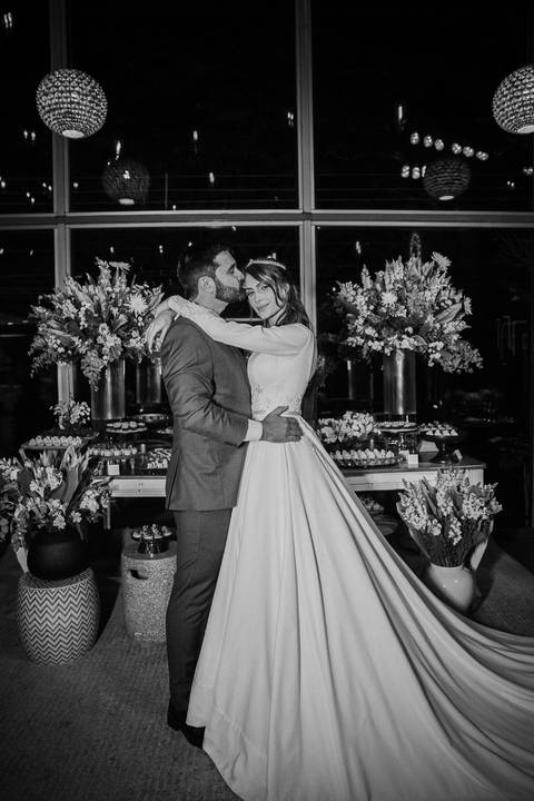 Retrato dos noivos na mesa do bolo'