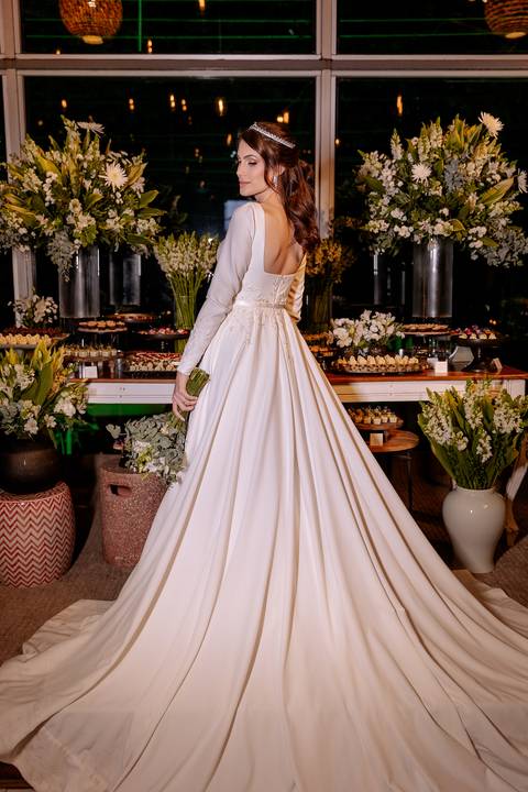 Retrato dos noivos na mesa do bolo'