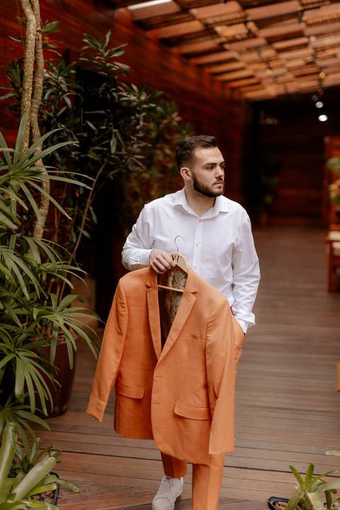 noivo se arrumando para o grande dia'