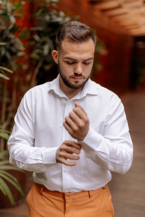 noivo se arrumando para o grande dia'