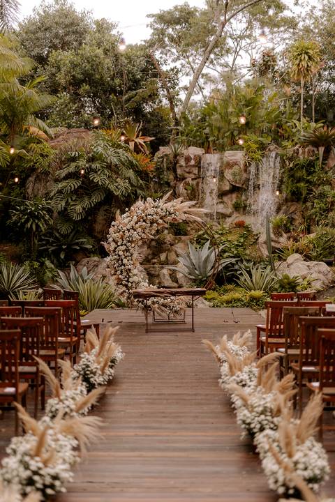 casamento de dia ao ar livre em frete a uma cachoeira no rio de janeiro '