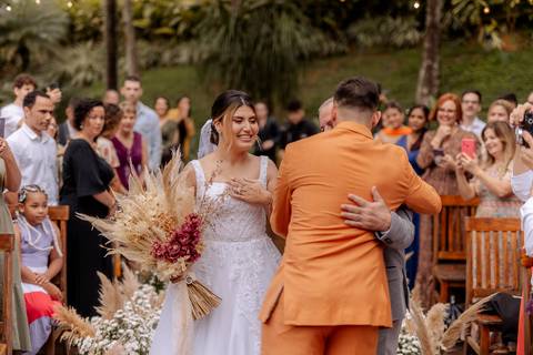 Noivos se encontrando no casamento'