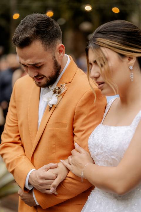 Noivos emocionados em casamento ao ar livre'