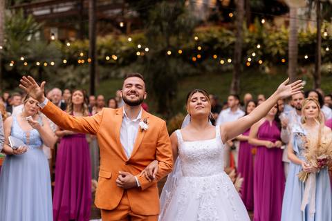 momento de adoração em casamento ao ar livre'