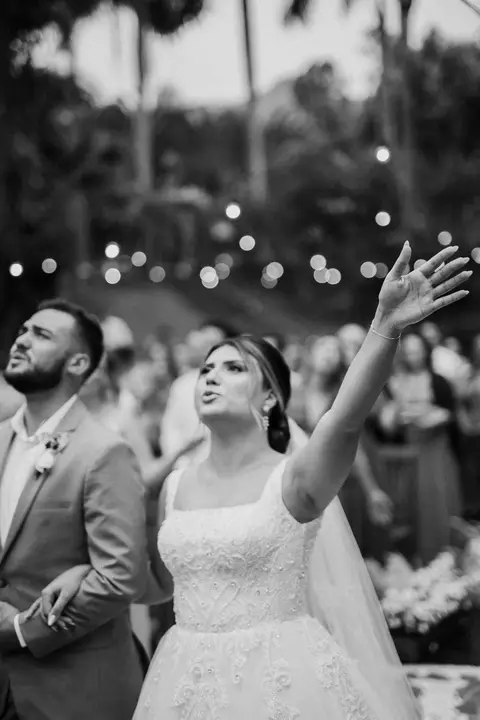 momento de adoração em casamento ao ar livre'
