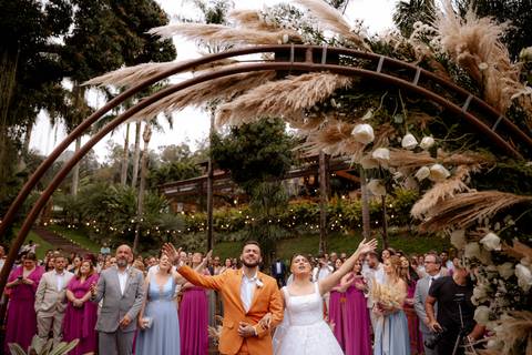 momento de adoração em casamento ao ar livre'