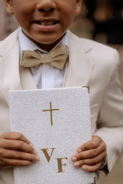 casamento de dia ao ar livre em frete a uma cachoeira no rio de janeiro '
