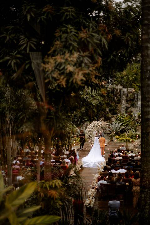 casamento de dia ao ar livre em frete a uma cachoeira no rio de janeiro '