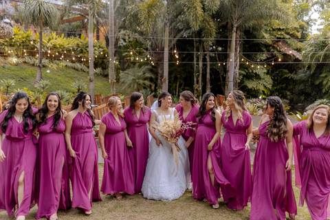 Foto com as madrinhas todas no tom de fúcsia '