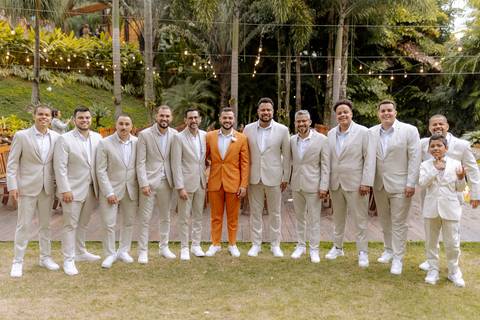 Foto com os padrinhos todos de bege '