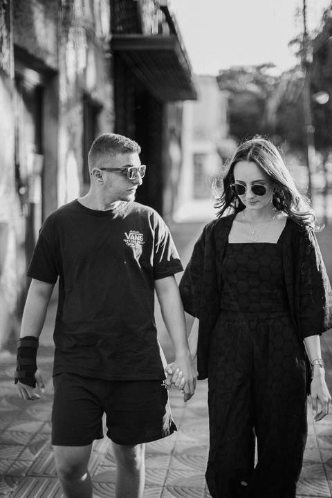 casal caminhando na rua '