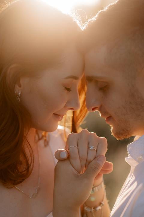 inspiração de foto romântica para ensaio pré wedding no por do sol '