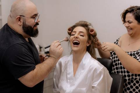 noiva se arrumando para o grande dia'