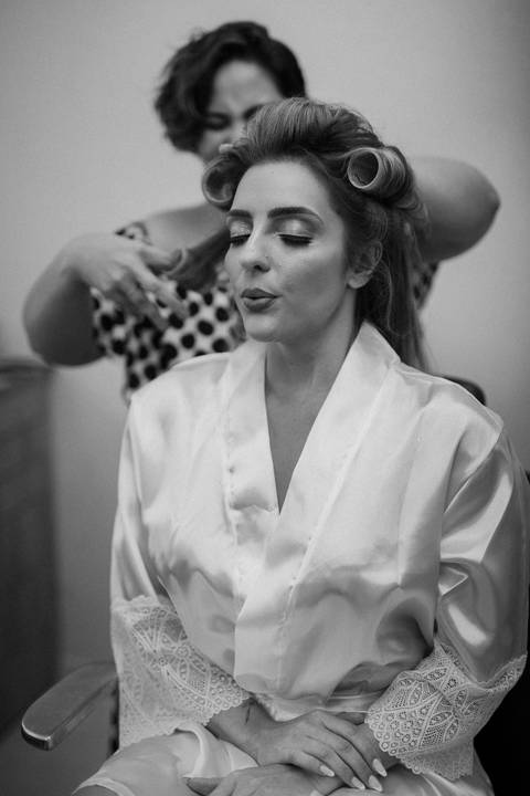 noiva se arrumando para o grande dia'