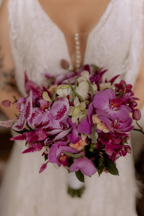 buque da noiva com orquídeas em tons dem lilás'