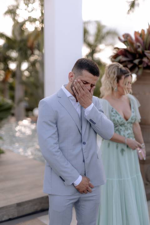 noivo emocionado com a entrada da noiva'