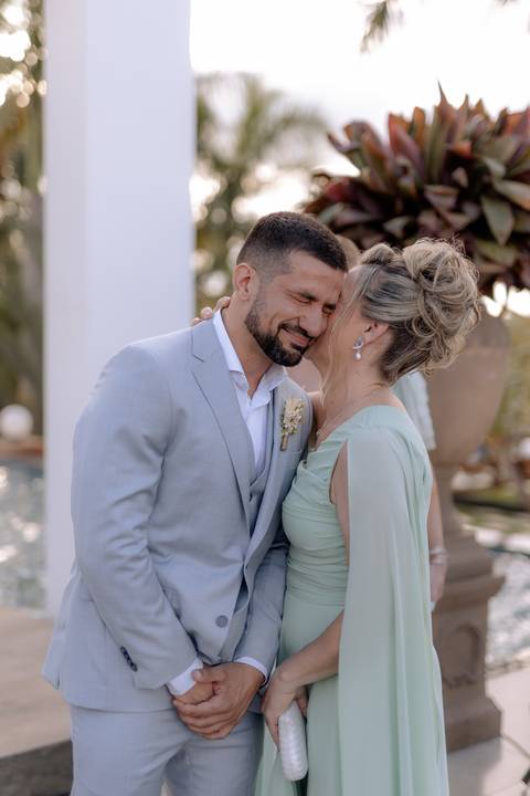 noivo emocionado com a entrada da noiva'