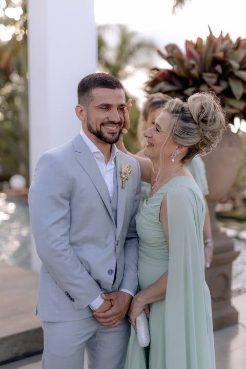 noivo emocionado com a entrada da noiva'