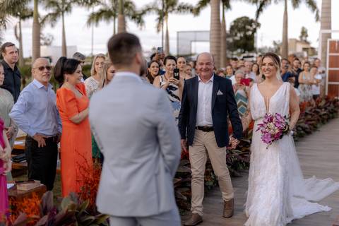 entrada da noiva em casamento de ao ar livre'