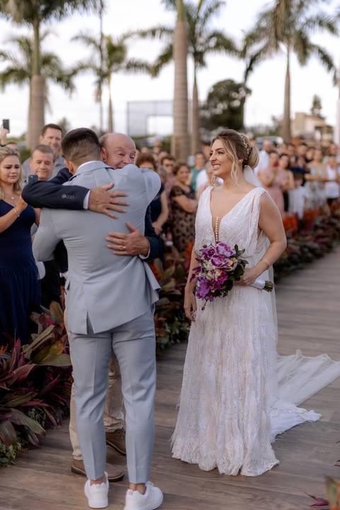 entrada da noiva em casamento de ao ar livre'