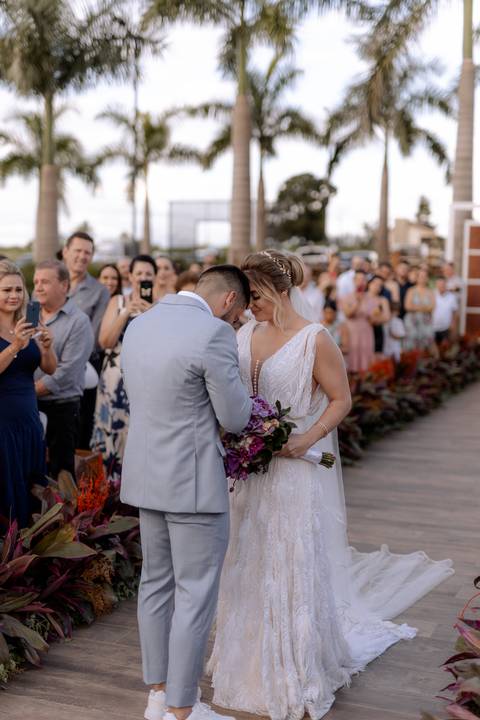 encontro com dos noivos em casamento ao ar livre'