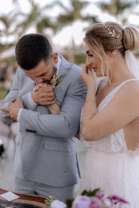 noivo emocionado com a entrada da homenagem aos avós'