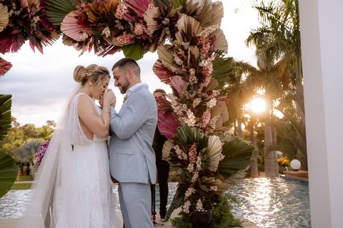 saída dos noivos em casamento ao ar livre com por do sol'