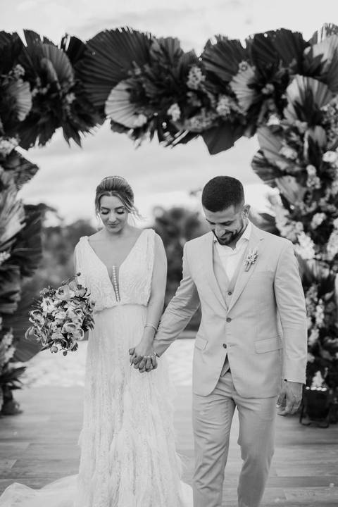 saída dos noivos em casamento ao ar livre com por do sol'